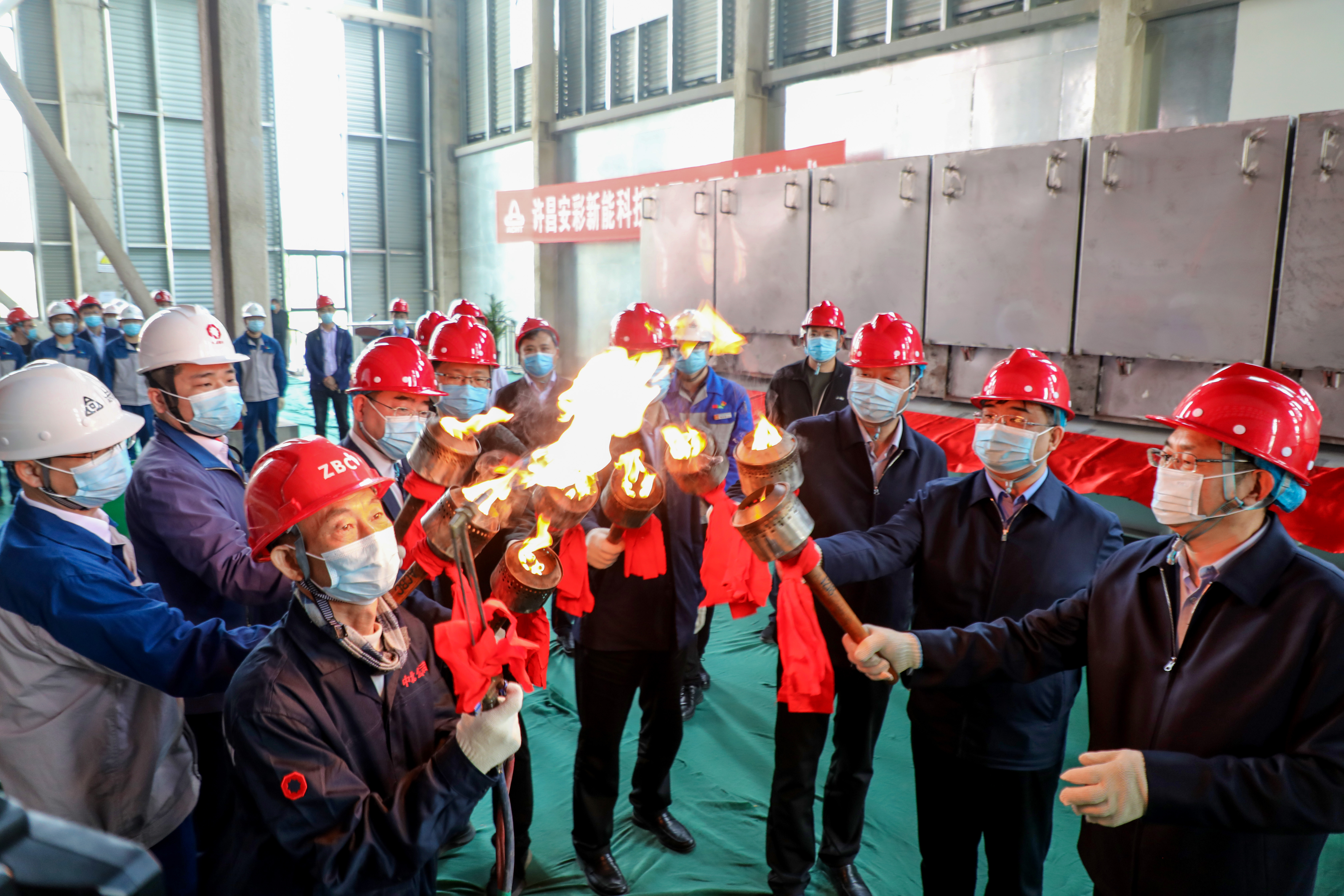 薪火賡續(xù) 再啟征程——許昌安彩年產(chǎn)4800萬平方光伏輕質(zhì)基板項目順利點火