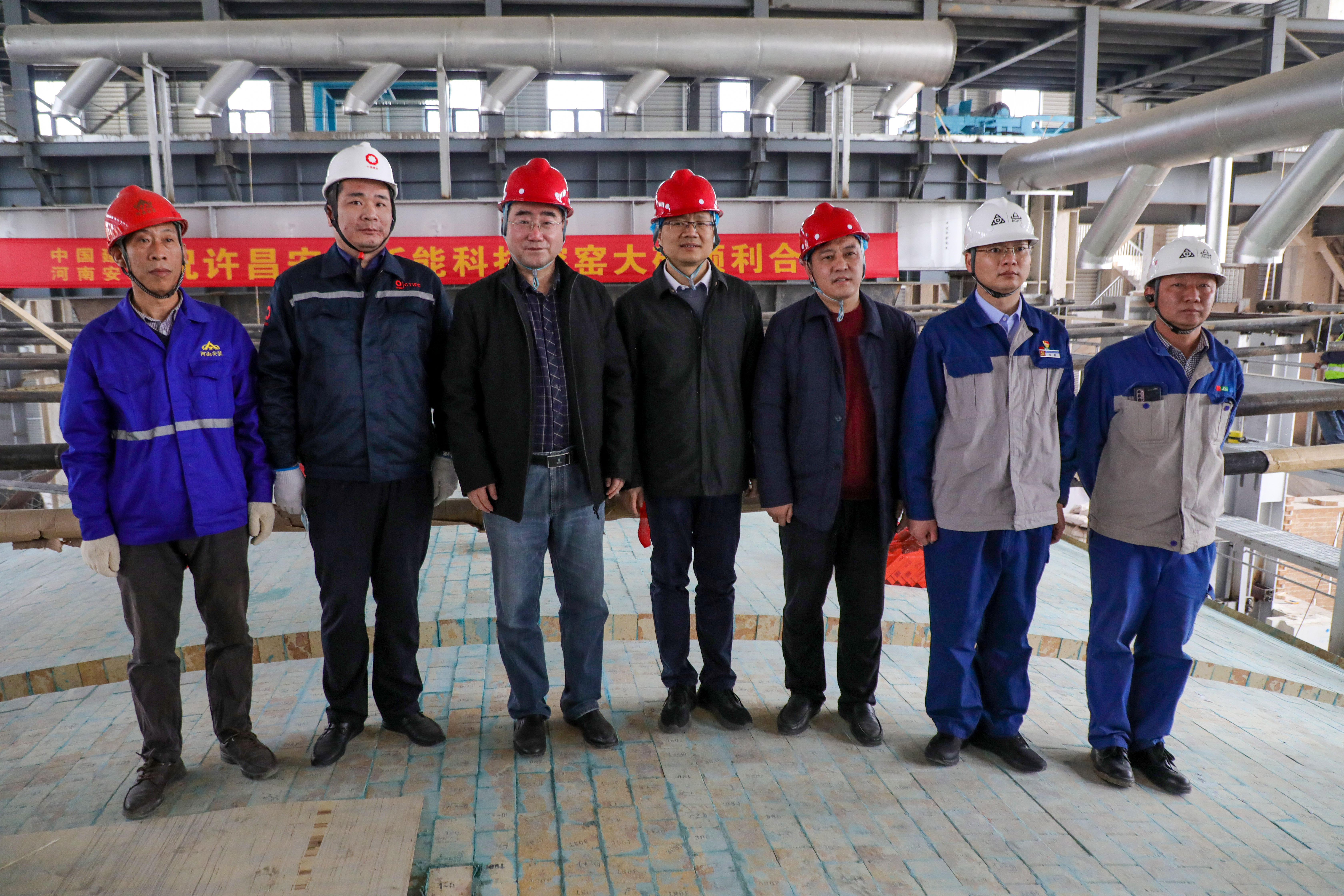 重要進展!許昌安彩熔窯大碹順利合攏