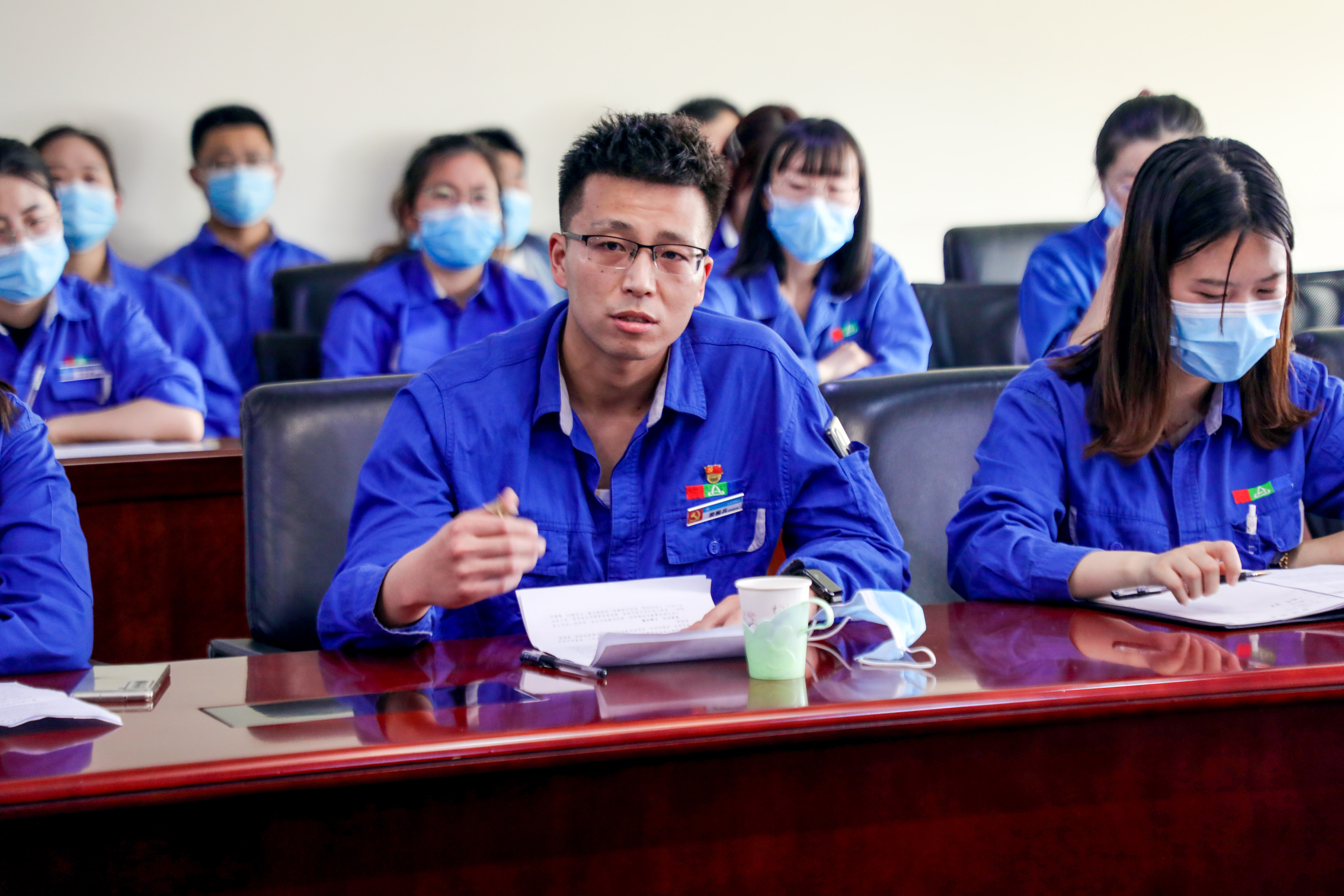 青春賽道 奮斗有光|安彩高科開展青年員工座談會