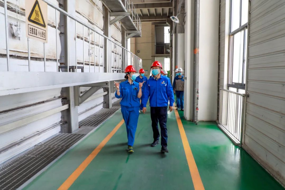 翠籠蒲艾香,慰問送安康——安彩高科總經理端午節慰問一線職工