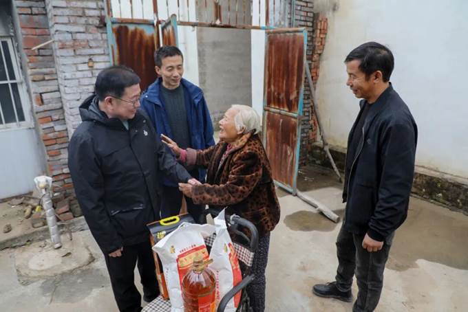 安彩高科到“第一書記”駐村點(diǎn)開展重陽節(jié)慰問活動(dòng)